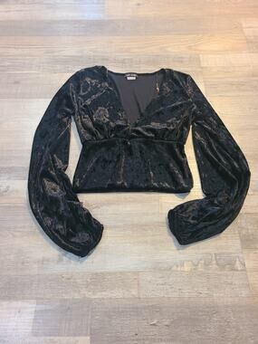 Top chic small women's black velvet long sleeve crop top